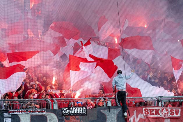 17.04.2026 Fußball 2. Bundesliga Männer Saison 2025 2026 30. Spieltag Holstein Kiel - 1. FC Kaiserslautern (Kiel in Blau, Kaiserslautern in Weiß) Pyrotechnik bei Spielbeginn im Block des 1. FC Kaiserslautern Kiel Holstein Stadion, Westring 501 Schleswig Holstein Deutschland