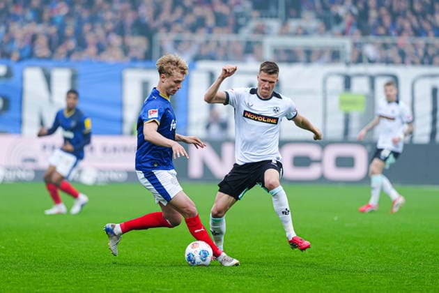 Kasper Davidsen (Holstein Kiel, 15), Fabian Kunze (1. FC Kaiserslautern, 06) GER, Holstein Kiel vs. 1. FC Kaiserslautern, Fussball, 2. Bundesliga, Spieltag 30, Saison 2025 2026, 17.04.2026 DFL REGULATIONS PROHIBIT ANY USE OF PHOTOGRAPHS AS IMAGE SEQUENCES AND OR QUASI-VIDEO GER, Holstein Kiel vs. 1. FC Kaiserslautern, Fussball, 2. Bundesliga, Spieltag 30, Saison 2025 2026, 17.04.2026 Kiel