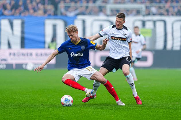 Kasper Davidsen (Holstein Kiel, 15), Fabian Kunze (1. FC Kaiserslautern, 06) GER, Holstein Kiel vs. 1. FC Kaiserslautern, Fussball, 2. Bundesliga, Spieltag 30, Saison 2025 2026, 17.04.2026 DFL REGULATIONS PROHIBIT ANY USE OF PHOTOGRAPHS AS IMAGE SEQUENCES AND OR QUASI-VIDEO GER, Holstein Kiel vs. 1. FC Kaiserslautern, Fussball, 2. Bundesliga, Spieltag 30, Saison 2025 2026, 17.04.2026 Kiel