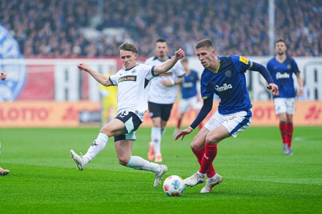 Naatan Skyttä (1. FC Kaiserslautern, 15), Marko Ivezic (Holstein Kiel, 06) GER, Holstein Kiel vs. 1. FC Kaiserslautern, Fussball, 2. Bundesliga, Spieltag 30, Saison 2025 2026, 17.04.2026 DFL REGULATIONS PROHIBIT ANY USE OF PHOTOGRAPHS AS IMAGE SEQUENCES AND OR QUASI-VIDEO GER, Holstein Kiel vs. 1. FC Kaiserslautern, Fussball, 2. Bundesliga, Spieltag 30, Saison 2025 2026, 17.04.2026 Kiel