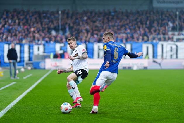 Paul Joly (1. FC Kaiserslautern, 26), Marko Ivezic (Holstein Kiel, 06) GER, Holstein Kiel vs. 1. FC Kaiserslautern, Fussball, 2. Bundesliga, Spieltag 30, Saison 2025 2026, 17.04.2026 DFL REGULATIONS PROHIBIT ANY USE OF PHOTOGRAPHS AS IMAGE SEQUENCES AND OR QUASI-VIDEO GER, Holstein Kiel vs. 1. FC Kaiserslautern, Fussball, 2. Bundesliga, Spieltag 30, Saison 2025 2026, 17.04.2026 Kiel