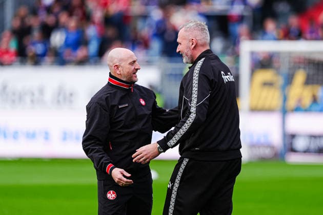 Torsten Lieberknecht (1. FC Kaiserslautern, Trainer), Tim Walter (Holstein Kiel, Trainer) GER, Holstein Kiel vs. 1. FC Kaiserslautern, Fussball, 2. Bundesliga, Spieltag 30, Saison 2025 2026, 17.04.2026 DFL REGULATIONS PROHIBIT ANY USE OF PHOTOGRAPHS AS IMAGE SEQUENCES AND OR QUASI-VIDEO GER, Holstein Kiel vs. 1. FC Kaiserslautern, Fussball, 2. Bundesliga, Spieltag 30, Saison 2025 2026, 17.04.2026 Kiel