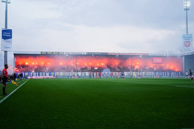 Pyrotechnik Begalo Fans Ultras Holstein Kiel GER, Holstein Kiel vs. 1. FC Kaiserslautern, Fussball, 2. Bundesliga, Spieltag 30, Saison 2025 2026, 17.04.2026 DFL REGULATIONS PROHIBIT ANY USE OF PHOTOGRAPHS AS IMAGE SEQUENCES AND OR QUASI-VIDEO GER, Holstein Kiel vs. 1. FC Kaiserslautern, Fussball, 2. Bundesliga, Spieltag 30, Saison 2025 2026, 17.04.2026 Kiel