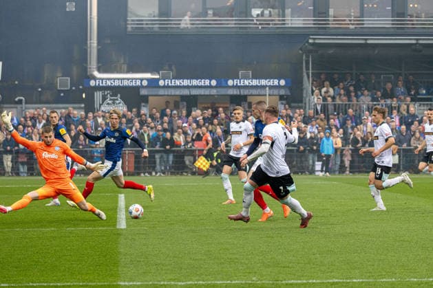 17.04.2026 Fußball 2. Bundesliga Männer Saison 2025 2026 30. Spieltag Holstein Kiel - 1. FC Kaiserslautern (Kiel in Blau, Kaiserslautern in Weiß) Erste große Chance des 1. FC K. nach etwa 10 Minuten. Shenswerte Hereingabe von Marlon Ritter (Bildmitte) Kiel Holstein Stadion, Westring 501 Schleswig Holstein Deutschland