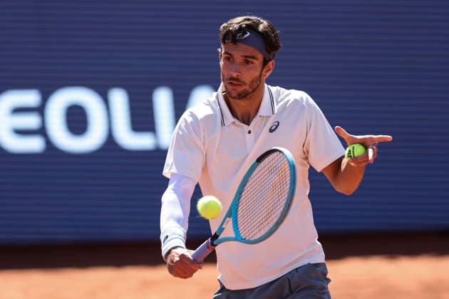April 17, 2026, Barcelona, Barcelona, Spain: Lorenzo Musetti of Italy in action against Arthur Fils of France during the Quarter-finals tennis match of the Barcelona Open Banc Sabadell - Conde Godo 2026 Day 7 at Real Club de Tenis Barcelona on April 17, 2026 in Barcelona, Spain. Barcelona Spain - ZUMAa181 20260417_zaa_a181_187 Copyright: xJavierxBorregox
