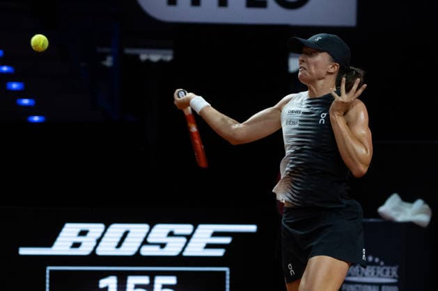 Iga Swiatek (POL) im Bild am Ball, Aktion, GER, Mirra Andreeva vs. Iga Swiatek, Tennis, ATP, Tennis Herren Turnier, WTA, Tennis Damen 500, Porsche Tennis Grand-Prix, Viertelfinale, 15.04.2026, GER, Mirra Andreeva vs. Iga Swiatek, Tennis, ATP-Turnier, WTA 500, Porsche Tennis Grand-Prix, Viertelfinale, 15.04.2026, Stuttgart Copyright: xEibner-Pressefoto EdwardxCheungx EP_ECG