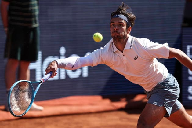 April 17, 2026, Barcelona, Barcelona, Spain: Lorenzo Musetti of Italy in action against Arthur Fils of France during the Quarter-finals tennis match of the Barcelona Open Banc Sabadell - Conde Godo 2026 Day 7 at Real Club de Tenis Barcelona on April 17, 2026 in Barcelona, Spain. Barcelona Spain - ZUMAa181 20260417_zaa_a181_184 Copyright: xJavierxBorregox