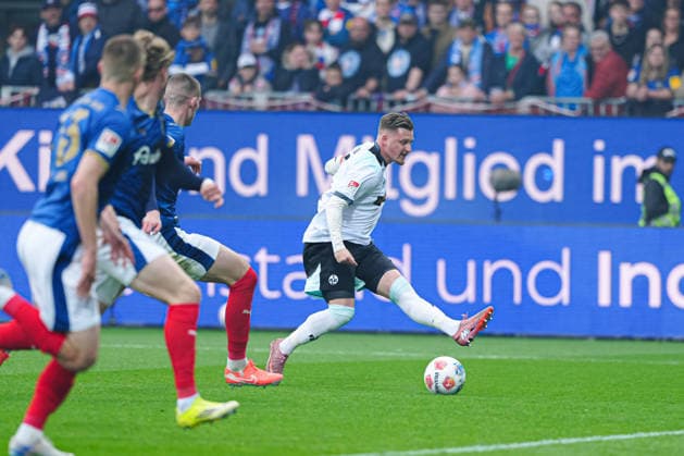Torschuss Torchance Marlon Ritter (1. FC Kaiserslautern, 07) GER, Holstein Kiel vs. 1. FC Kaiserslautern, Fussball, 2. Bundesliga, Spieltag 30, Saison 2025 2026, 17.04.2026 DFL REGULATIONS PROHIBIT ANY USE OF PHOTOGRAPHS AS IMAGE SEQUENCES AND OR QUASI-VIDEO GER, Holstein Kiel vs. 1. FC Kaiserslautern, Fussball, 2. Bundesliga, Spieltag 30, Saison 2025 2026, 17.04.2026 Kiel