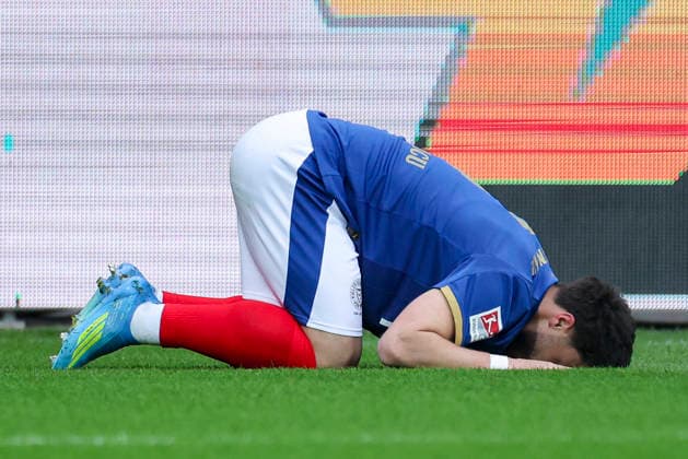 Umut Tohumcu (Holstein Kiel) bejubelt seinen Treffer zum 1:0, 2. Bundesliga, Holstein Kiel v 1. FC Kaiserslautern, Holstein-Stadion am 17. April 2026 in Kiel, Deutschland. (Foto von Marco Steinbrenner DeFodi Images) Umut Tohumcu (Holstein Kiel) celebrates after scoring his teams first goal, 2. Bundesliga, Holstein Kiel v 1. FC Kaiserslautern, Holstein-Stadion, April 17, 2026 in Kiel, Germany. (Photo by Marco Steinbrenner DeFodi Images) - *** Umut Tohumcu Holstein Kiel celebrates his goal for 1 0, 2 Bundesliga, Holstein Kiel v 1 FC Kaiserslautern, Holstein Stadion on April 17, 2026 in Kiel, Germany Photo by Marco Steinbrenner DeFodi Images Umut Tohumcu Holstein Kiel celebrates after scoring his teams first goal, 2 Bundesliga, Holstein Kiel v 1 FC Kaiserslautern, Holstein Stadion, April 17, 2026 in Kiel, Germany Photo by Marco Steinbrenner DeFodi Images