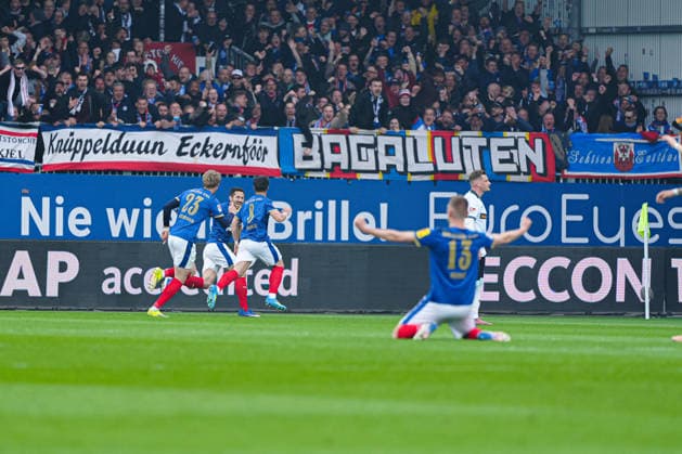 Torjubel Holstein Kiel nach Tor zum 1:0 Umut Tohumcu (Holstein Kiel, 08) GER, Holstein Kiel vs. 1. FC Kaiserslautern, Fussball, 2. Bundesliga, Spieltag 30, Saison 2025 2026, 17.04.2026 DFL REGULATIONS PROHIBIT ANY USE OF PHOTOGRAPHS AS IMAGE SEQUENCES AND OR QUASI-VIDEO GER, Holstein Kiel vs. 1. FC Kaiserslautern, Fussball, 2. Bundesliga, Spieltag 30, Saison 2025 2026, 17.04.2026 Kiel
