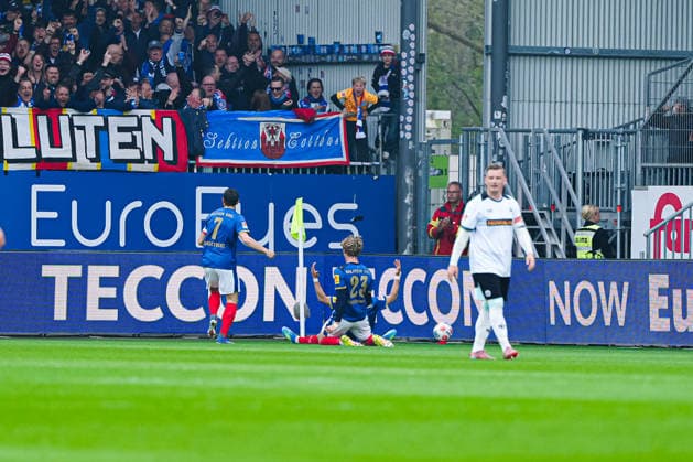 Torjubel Holstein Kiel nach Tor zum 1:0 Umut Tohumcu (Holstein Kiel, 08) GER, Holstein Kiel vs. 1. FC Kaiserslautern, Fussball, 2. Bundesliga, Spieltag 30, Saison 2025 2026, 17.04.2026 DFL REGULATIONS PROHIBIT ANY USE OF PHOTOGRAPHS AS IMAGE SEQUENCES AND OR QUASI-VIDEO GER, Holstein Kiel vs. 1. FC Kaiserslautern, Fussball, 2. Bundesliga, Spieltag 30, Saison 2025 2026, 17.04.2026 Kiel