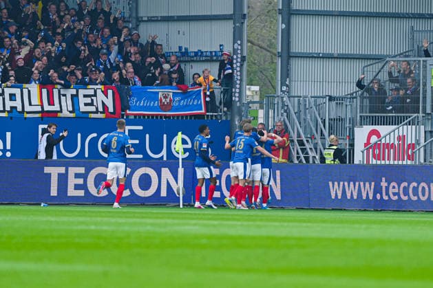 Torjubel Holstein Kiel nach Tor zum 1:0 Umut Tohumcu (Holstein Kiel, 08) GER, Holstein Kiel vs. 1. FC Kaiserslautern, Fussball, 2. Bundesliga, Spieltag 30, Saison 2025 2026, 17.04.2026 DFL REGULATIONS PROHIBIT ANY USE OF PHOTOGRAPHS AS IMAGE SEQUENCES AND OR QUASI-VIDEO GER, Holstein Kiel vs. 1. FC Kaiserslautern, Fussball, 2. Bundesliga, Spieltag 30, Saison 2025 2026, 17.04.2026 Kiel