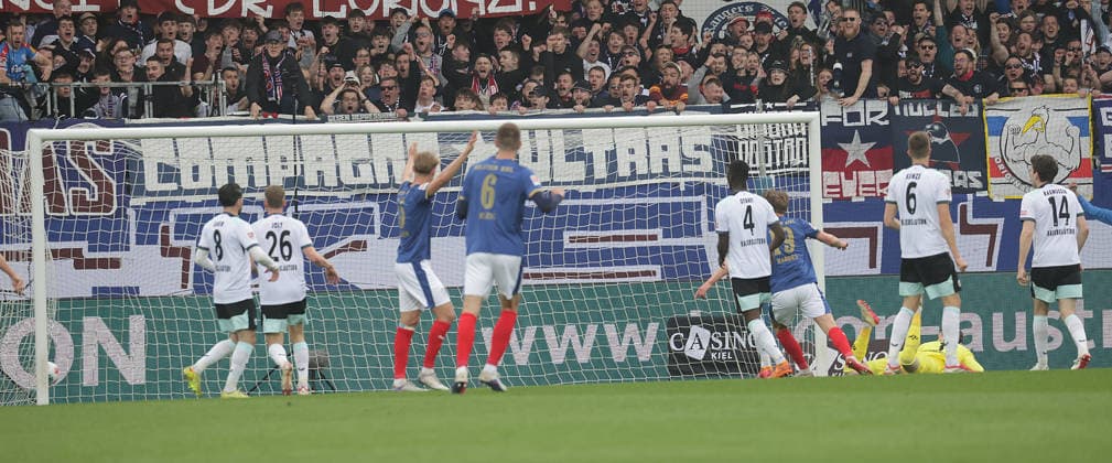 1-0 durch Umut Tohumcu (Holstein Kiel) kunstschuss Fussball, Herren, Saison 2025 2026, 2.BL, Holstein Stadion, Holstein Kiel gegen 1.FC Kaiserslautern DFL REGULATIONS PROHIBIT ANY USE OF PHOTOGRAPHS AS IMAGE SEQUENCES AND OR QUASI-VIDEO.