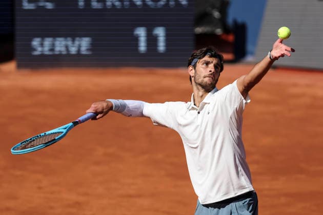 April 17, 2026, Barcelona, Barcelona, Spain: Lorenzo Musetti of Italy in action against Arthur Fils of France during the Quarter-finals tennis match of the Barcelona Open Banc Sabadell - Conde Godo 2026 Day 7 at Real Club de Tenis Barcelona on April 17, 2026 in Barcelona, Spain. Barcelona Open Banc Sabadell - Conde Godo 2026 Day 7  - ZUMAa181 20260417_zaa_a181_173 Copyright: xJavierxBorregox