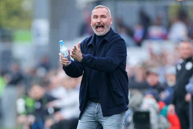 Trainer Tim Walter (Holstein Kiel) jubelt, 2. Bundesliga, Holstein Kiel v 1. FC Kaiserslautern, Holstein-Stadion am 17. April 2026 in Kiel, Deutschland. (Foto von Marco Steinbrenner DeFodi Images) Trainer Tim Walter (Holstein Kiel) cheers, 2. Bundesliga, Holstein Kiel v 1. FC Kaiserslautern, Holstein-Stadion, April 17, 2026 in Kiel, Germany. (Photo by Marco Steinbrenner DeFodi Images) -