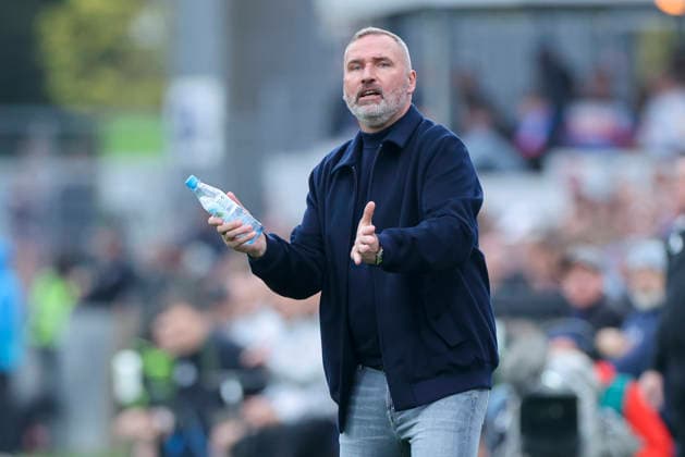 Trainer Tim Walter (Holstein Kiel) jubelt, 2. Bundesliga, Holstein Kiel v 1. FC Kaiserslautern, Holstein-Stadion am 17. April 2026 in Kiel, Deutschland. (Foto von Marco Steinbrenner DeFodi Images) Trainer Tim Walter (Holstein Kiel) cheers, 2. Bundesliga, Holstein Kiel v 1. FC Kaiserslautern, Holstein-Stadion, April 17, 2026 in Kiel, Germany. (Photo by Marco Steinbrenner DeFodi Images) -