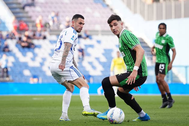 ComoÕs Lucas Da Cunha fights for the ball with SassuoloÕs Cristian Volpato during the Serie A soccer match between Sassuolo and Como at the Mapei Stadium Cittˆ del Tricolore in Reggio Emilia, north Italy - Friday, April 17, 2026 - - Soccer -  Copyright: xMassimoxPaolone LaPressex