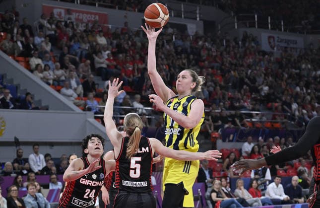 Fenerbahce Opet v Spar Girona - Women’s EuroLeague ZARAGOZA, SPAIN - APRIL 17:Emma Meesseman of Fenerbahce Opet competes against Klara Holm of Spar Girona during the FIBA Women’s EuroLeague Final Six semifinal at Principe Felipe Sports Hall, on April 17, 2026, in Zaragoza, Spain. Burak Akbulut Anadolu Zaragoza Spain. Editorial use only. Please get in touch for any other usage.  Copyright: x2026xAnadoluxBurakxAkbulutx