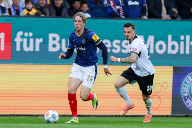 Lasse Rosenboom (Holstein Kiel) und Mergim Berisha (1. FC Kaiserslautern) kaempfen um den Ball, 2. Bundesliga, Holstein Kiel v 1. FC Kaiserslautern, Holstein-Stadion am 17. April 2026 in Kiel, Deutschland. (Foto von Marco Steinbrenner DeFodi Images) Lasse Rosenboom (Holstein Kiel) und Mergim Berisha (1. FC Kaiserslautern) battle for the ball, 2. Bundesliga, Holstein Kiel v 1. FC Kaiserslautern, Holstein-Stadion, April 17, 2026 in Kiel, Germany. (Photo by Marco Steinbrenner DeFodi Images) -