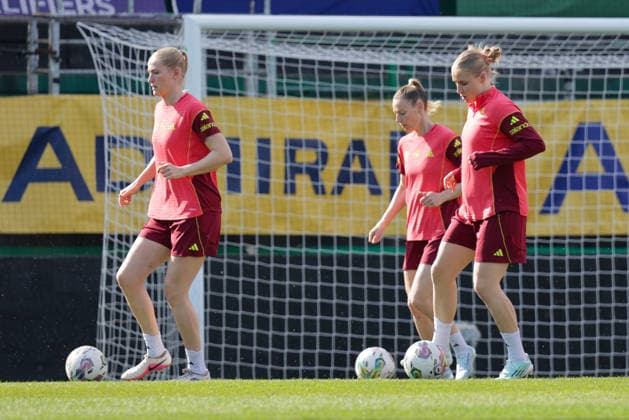 17.04.2026, xgrfx, Fussball DFB-Medientermine, Deutsche Frauennationalmannschaft Training v.l. Camilla Küver, Sarai Linder, Jella Veit (Deutsche Frauennationalmannschaft) (DFL DFB REGULATIONS PROHIBIT ANY USE OF PHOTOGRAPHS as IMAGE SEQUENCES and or QUASI-VIDEO) Ried