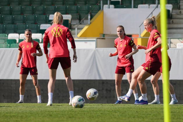 17.04.2026, xgrfx, Fussball DFB-Medientermine, Deutsche Frauennationalmannschaft Training v.l. Sjoeke Nüsken, Lea Schüller (Deutsche Frauennationalmannschaft) (DFL DFB REGULATIONS PROHIBIT ANY USE OF PHOTOGRAPHS as IMAGE SEQUENCES and or QUASI-VIDEO) Ried