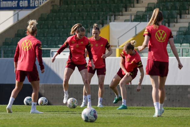 17.04.2026, xgrfx, Fussball DFB-Medientermine, Deutsche Frauennationalmannschaft Training v.l. Janina Minge, Sarai Linder, Laura Freigang (Deutsche Frauennationalmannschaft) (DFL DFB REGULATIONS PROHIBIT ANY USE OF PHOTOGRAPHS as IMAGE SEQUENCES and or QUASI-VIDEO) Ried