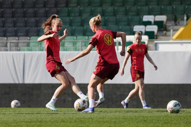 17.04.2026, xgrfx, Fussball DFB-Medientermine, Deutsche Frauennationalmannschaft Training v.l. Vivien Endemann, Lea Schüller (Deutsche Frauennationalmannschaft) (DFL DFB REGULATIONS PROHIBIT ANY USE OF PHOTOGRAPHS as IMAGE SEQUENCES and or QUASI-VIDEO) Ried
