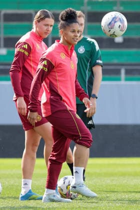 17.04.2026, xgrfx, Fussball DFB-Medientermine, Deutsche Frauennationalmannschaft Training v.l. Shekiera Martinez (Deutsche Frauennationalmannschaft) (DFL DFB REGULATIONS PROHIBIT ANY USE OF PHOTOGRAPHS as IMAGE SEQUENCES and or QUASI-VIDEO) Ried