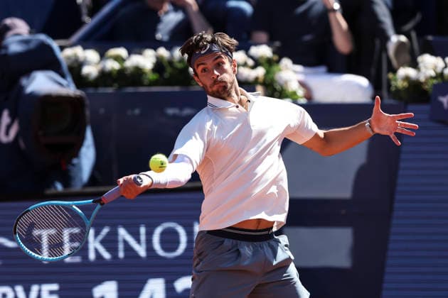 April 17, 2026, Barcelona, Barcelona, Spain: Lorenzo Musetti of Italy in action against Arthur Fils of France during the Quarter-finals tennis match of the Barcelona Open Banc Sabadell - Conde Godo 2026 Day 7 at Real Club de Tenis Barcelona on April 17, 2026 in Barcelona, Spain. Barcelona Spain - ZUMAa181 20260417_zaa_a181_172 Copyright: xJavierxBorregox