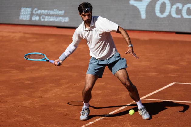 April 17, 2026, Barcelona, Barcelona, Spain: Lorenzo Musetti of Italy in action against Arthur Fils of France during the Quarter-finals tennis match of the Barcelona Open Banc Sabadell - Conde Godo 2026 Day 7 at Real Club de Tenis Barcelona on April 17, 2026 in Barcelona, Spain. Barcelona Spain - ZUMAa181 20260417_zaa_a181_174 Copyright: xJavierxBorregox