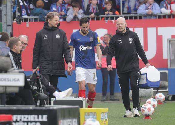 verletzt vom feld Steven Skrzybski (Holstein Kiel) Fussball, Herren, Saison 2025 2026, 2.BL, Holstein Stadion, Holstein Kiel gegen 1.FC Kaiserslautern DFL REGULATIONS PROHIBIT ANY USE OF PHOTOGRAPHS AS IMAGE SEQUENCES AND OR QUASI-VIDEO.