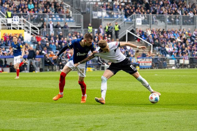 17.04.2026 Fußball 2. Bundesliga Männer Saison 2025 2026 30. Spieltag Holstein Kiel - 1. FC Kaiserslautern (Kiel in Blau, Kaiserslautern in Weiß) David Zec (li.), Norman Bassette Kiel Holstein Stadion, Westring 501 Schleswig Holstein Deutschland