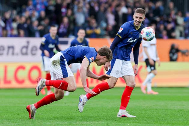 Phil Harres (Holstein Kiel) bejubelt seinen Treffer zum 2:0 mit Marko Ivezic (Holstein Kiel), 2. Bundesliga, Holstein Kiel v 1. FC Kaiserslautern, Holstein-Stadion am 17. April 2026 in Kiel, Deutschland. (Foto von Marco Steinbrenner DeFodi Images) Phil Harres (Holstein Kiel) celebrates after scoring his teams second goal with Marko Ivezic (Holstein Kiel), 2. Bundesliga, Holstein Kiel v 1. FC Kaiserslautern, Holstein-Stadion, April 17, 2026 in Kiel, Germany. (Photo by Marco Steinbrenner DeFodi Images) -