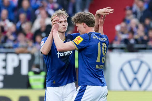Phil Harres (Holstein Kiel) bejubelt seinen Treffer zum 2:0 mit Kasper Davidsen (Holstein Kiel), 2. Bundesliga, Holstein Kiel v 1. FC Kaiserslautern, Holstein-Stadion am 17. April 2026 in Kiel, Deutschland. (Foto von Marco Steinbrenner DeFodi Images) Phil Harres (Holstein Kiel) celebrates after scoring his teams second goal with Kasper Davidsen (Holstein Kiel), 2. Bundesliga, Holstein Kiel v 1. FC Kaiserslautern, Holstein-Stadion, April 17, 2026 in Kiel, Germany. (Photo by Marco Steinbrenner DeFodi Images) -