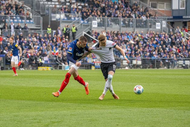 17.04.2026 Fußball 2. Bundesliga Männer Saison 2025 2026 30. Spieltag Holstein Kiel - 1. FC Kaiserslautern (Kiel in Blau, Kaiserslautern in Weiß) David Zec (li.), Norman Bassette Kiel Holstein Stadion, Westring 501 Schleswig Holstein Deutschland