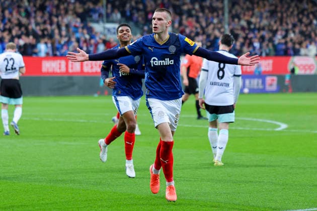 David Zec (Holstein Kiel) bejubelt seinen Treffer zum 3:0, 2. Bundesliga, Holstein Kiel v 1. FC Kaiserslautern, Holstein-Stadion am 17. April 2026 in Kiel, Deutschland. (Foto von Marco Steinbrenner DeFodi Images) David Zec (Holstein Kiel) celebrates after scoring his teams third goal, 2. Bundesliga, Holstein Kiel v 1. FC Kaiserslautern, Holstein-Stadion, April 17, 2026 in Kiel, Germany. (Photo by Marco Steinbrenner DeFodi Images) -