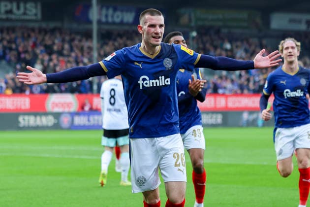 David Zec (Holstein Kiel) bejubelt seinen Treffer zum 3:0, 2. Bundesliga, Holstein Kiel v 1. FC Kaiserslautern, Holstein-Stadion am 17. April 2026 in Kiel, Deutschland. (Foto von Marco Steinbrenner DeFodi Images) David Zec (Holstein Kiel) celebrates after scoring his teams third goal, 2. Bundesliga, Holstein Kiel v 1. FC Kaiserslautern, Holstein-Stadion, April 17, 2026 in Kiel, Germany. (Photo by Marco Steinbrenner DeFodi Images) -