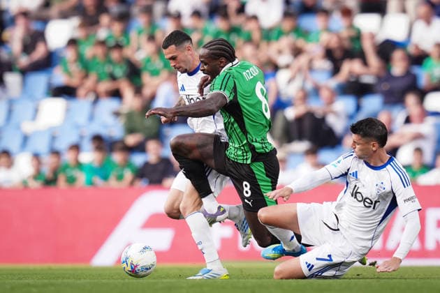 SassuoloÕs MBala Nzola fights for the ball with ComoÕs çlvaro Morata during the Serie A soccer match between Sassuolo and Como at the Mapei Stadium Cittˆ del Tricolore in Reggio Emilia, north Italy - Friday, April 17, 2026 - - Soccer -  Copyright: xMassimoxPaolone LaPressex