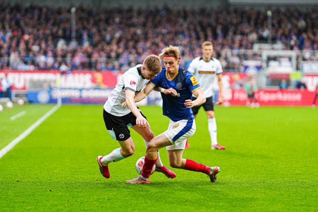Paul Joly (1. FC Kaiserslautern, 26), Jonas Therkelsen (Holstein Kiel, 10) GER, Holstein Kiel vs. 1. FC Kaiserslautern, Fussball, 2. Bundesliga, Spieltag 30, Saison 2025 2026, 17.04.2026 DFL REGULATIONS PROHIBIT ANY USE OF PHOTOGRAPHS AS IMAGE SEQUENCES AND OR QUASI-VIDEO GER, Holstein Kiel vs. 1. FC Kaiserslautern, Fussball, 2. Bundesliga, Spieltag 30, Saison 2025 2026, 17.04.2026 Kiel