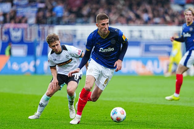 Naatan Skyttä (1. FC Kaiserslautern, 15), Marko Ivezic (Holstein Kiel, 06) GER, Holstein Kiel vs. 1. FC Kaiserslautern, Fussball, 2. Bundesliga, Spieltag 30, Saison 2025 2026, 17.04.2026 DFL REGULATIONS PROHIBIT ANY USE OF PHOTOGRAPHS AS IMAGE SEQUENCES AND OR QUASI-VIDEO GER, Holstein Kiel vs. 1. FC Kaiserslautern, Fussball, 2. Bundesliga, Spieltag 30, Saison 2025 2026, 17.04.2026 Kiel