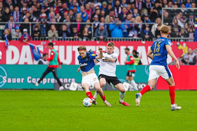 Jonas Therkelsen (Holstein Kiel, 10), Paul Joly (1. FC Kaiserslautern, 26) GER, Holstein Kiel vs. 1. FC Kaiserslautern, Fussball, 2. Bundesliga, Spieltag 30, Saison 2025 2026, 17.04.2026 DFL REGULATIONS PROHIBIT ANY USE OF PHOTOGRAPHS AS IMAGE SEQUENCES AND OR QUASI-VIDEO GER, Holstein Kiel vs. 1. FC Kaiserslautern, Fussball, 2. Bundesliga, Spieltag 30, Saison 2025 2026, 17.04.2026 Kiel