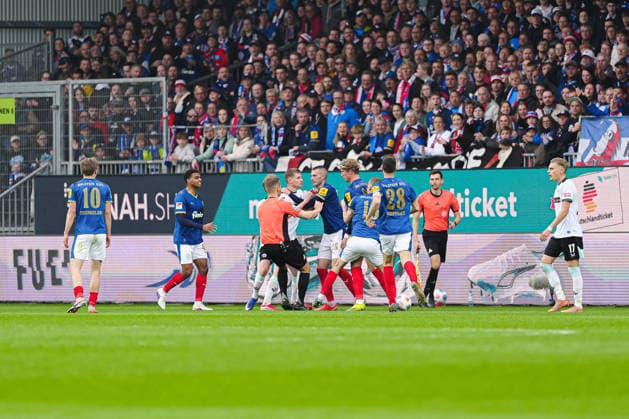 Rudelbildung GER, Holstein Kiel vs. 1. FC Kaiserslautern, Fussball, 2. Bundesliga, Spieltag 30, Saison 2025 2026, 17.04.2026 DFL REGULATIONS PROHIBIT ANY USE OF PHOTOGRAPHS AS IMAGE SEQUENCES AND OR QUASI-VIDEO GER, Holstein Kiel vs. 1. FC Kaiserslautern, Fussball, 2. Bundesliga, Spieltag 30, Saison 2025 2026, 17.04.2026 Kiel