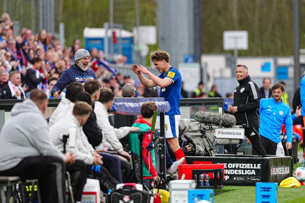 Torjubel Holstein Kiel nach Tor zum 2:0 Phil Harres (Holstein Kiel, 19) GER, Holstein Kiel vs. 1. FC Kaiserslautern, Fussball, 2. Bundesliga, Spieltag 30, Saison 2025 2026, 17.04.2026 DFL REGULATIONS PROHIBIT ANY USE OF PHOTOGRAPHS AS IMAGE SEQUENCES AND OR QUASI-VIDEO GER, Holstein Kiel vs. 1. FC Kaiserslautern, Fussball, 2. Bundesliga, Spieltag 30, Saison 2025 2026, 17.04.2026 Kiel