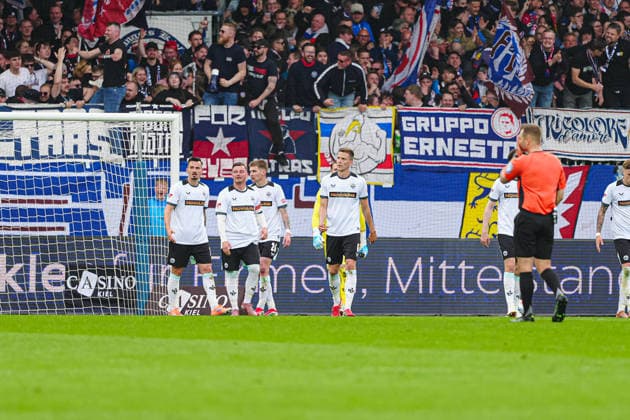 Enttäuschung 1. FC Kaiserslautern nach Tor zum 3:0 per Kopfball David Zec (Holstein Kiel, 26) GER, Holstein Kiel vs. 1. FC Kaiserslautern, Fussball, 2. Bundesliga, Spieltag 30, Saison 2025 2026, 17.04.2026 DFL REGULATIONS PROHIBIT ANY USE OF PHOTOGRAPHS AS IMAGE SEQUENCES AND OR QUASI-VIDEO GER, Holstein Kiel vs. 1. FC Kaiserslautern, Fussball, 2. Bundesliga, Spieltag 30, Saison 2025 2026, 17.04.2026 Kiel
