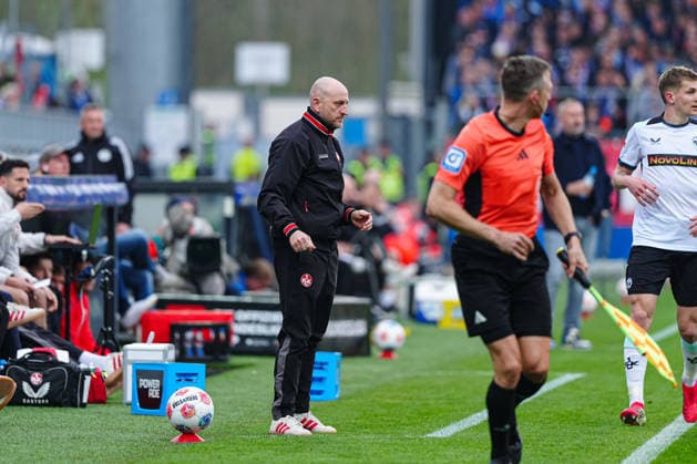Torsten Lieberknecht (1. FC Kaiserslautern, Trainer) GER, Holstein Kiel vs. 1. FC Kaiserslautern, Fussball, 2. Bundesliga, Spieltag 30, Saison 2025 2026, 17.04.2026 DFL REGULATIONS PROHIBIT ANY USE OF PHOTOGRAPHS AS IMAGE SEQUENCES AND OR QUASI-VIDEO GER, Holstein Kiel vs. 1. FC Kaiserslautern, Fussball, 2. Bundesliga, Spieltag 30, Saison 2025 2026, 17.04.2026 Kiel