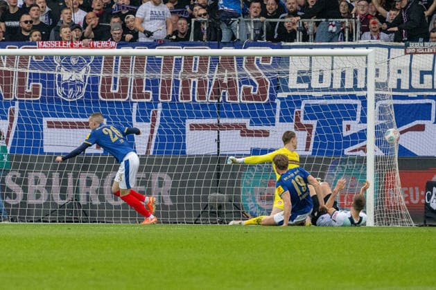 17.04.2026 Fußball 2. Bundesliga Männer Saison 2025 2026 30. Spieltag Holstein Kiel - 1. FC Kaiserslautern (Kiel in Blau, Kaiserslautern in Weiß) David Zec (li.) mit dem 3:0 Kopfball für Holstein Kiel nach einem Eckstoß Kiel Holstein Stadion, Westring 501 Schleswig Holstein Deutschland