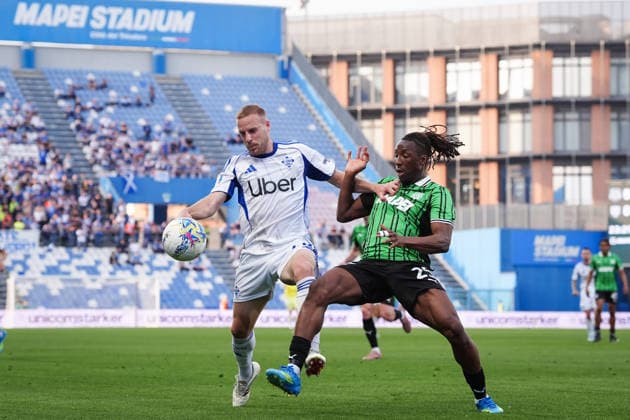 ComoÕs Ivan Smolcic fights for the ball with SassuoloÕs Woyo Coulibaly during the Serie A soccer match between Sassuolo and Como at the Mapei Stadium Cittˆ del Tricolore in Reggio Emilia, north Italy - Friday, April 17, 2026 - - Soccer -  Copyright: xMassimoxPaolone LaPressex