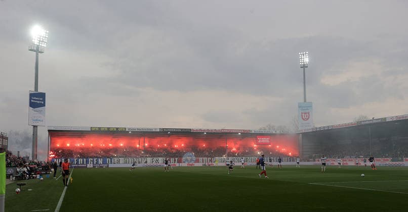 Kieler Pyro zu Spielbeginn Fussball, Herren, Saison 2025 2026, 2.BL, Holstein Stadion, Holstein Kiel gegen 1.FC Kaiserslautern DFL REGULATIONS PROHIBIT ANY USE OF PHOTOGRAPHS AS IMAGE SEQUENCES AND OR QUASI-VIDEO.