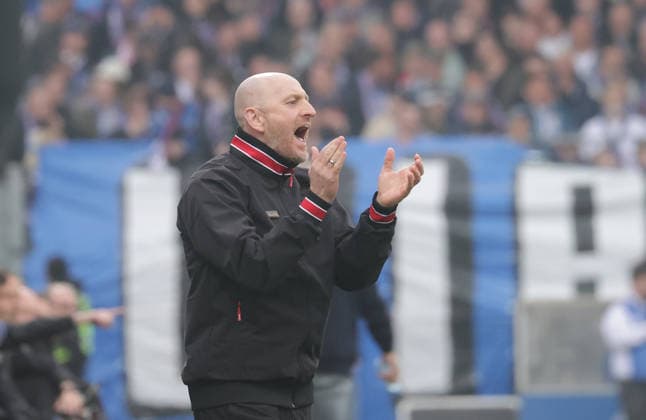Cheftrainer Torsten Lieberknecht (1. FC Kaiserslautern) Fussball, Herren, Saison 2025 2026, 2.BL, Holstein Stadion, Holstein Kiel gegen 1.FC Kaiserslautern DFL REGULATIONS PROHIBIT ANY USE OF PHOTOGRAPHS AS IMAGE SEQUENCES AND OR QUASI-VIDEO.