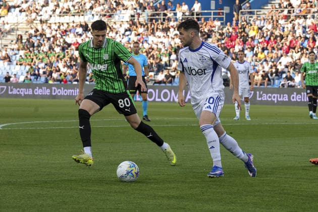 Martin Baturina of Como 1907 competes for the ball with Tarik Muharemovic of US Sassuolo during US Sassuolo vs Como Calcio, 33Â° Serie A Enilive 2025-26 game at Mapei stadium - Citta del tricolore in Reggio Emilia (RE), Italy, on April 17, 2026.  Copyright: xDavidexCasentini IPAxSportx xipa-agency.netx xx IPA_74025969 IPA_Agency_IPA74025969